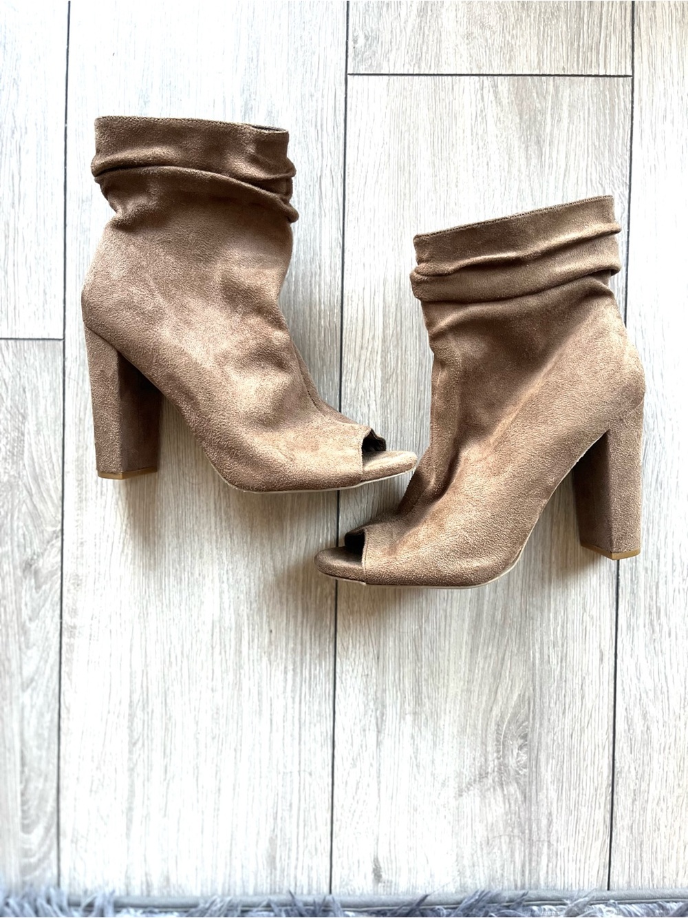 Wild Diva Women's Suede slouchy, ruched collar block heel Ankle Boots Size 8